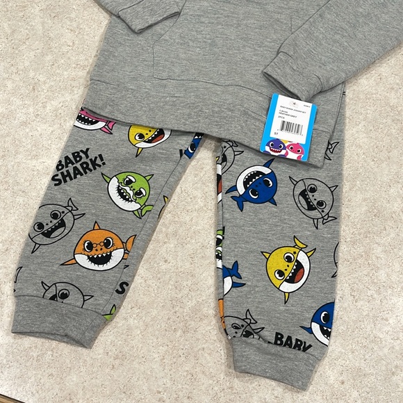 BNWT NICKELODEON BABY SHARK PRINTED GRAY SWEAT SET SIZE 5T (BOY OR GIRL) - Picture 4 of 9